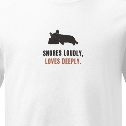 SNORES LOUDLY, LOVES DEEPLY. プリント部分アップ